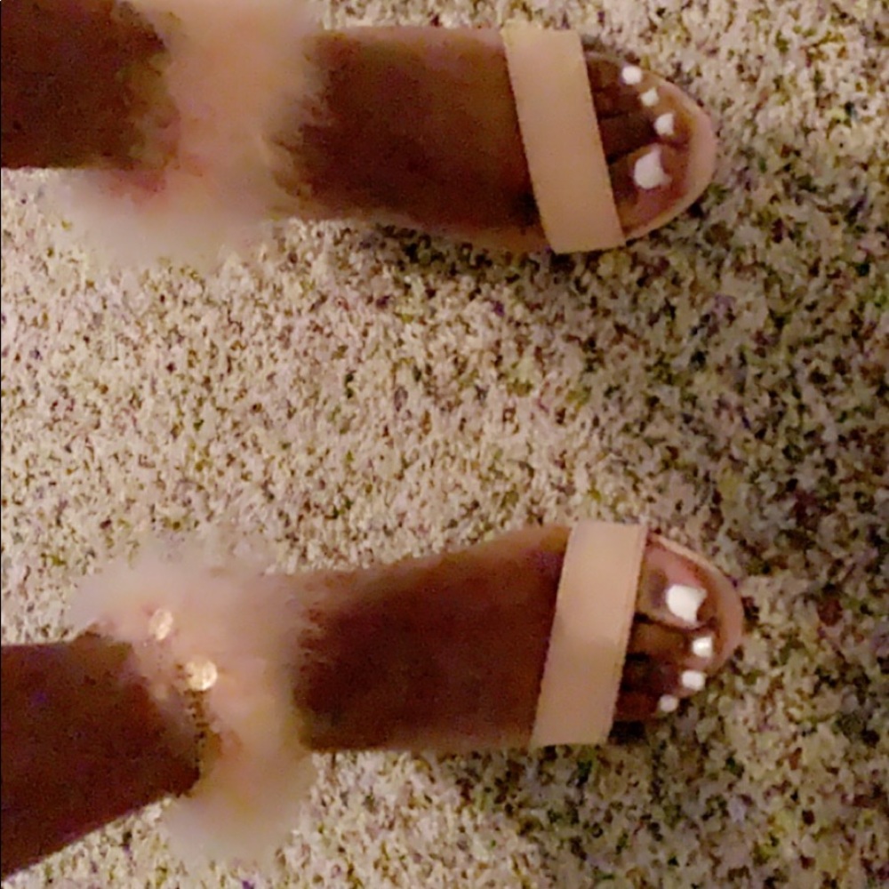 Cute fuzzy heels 🤍